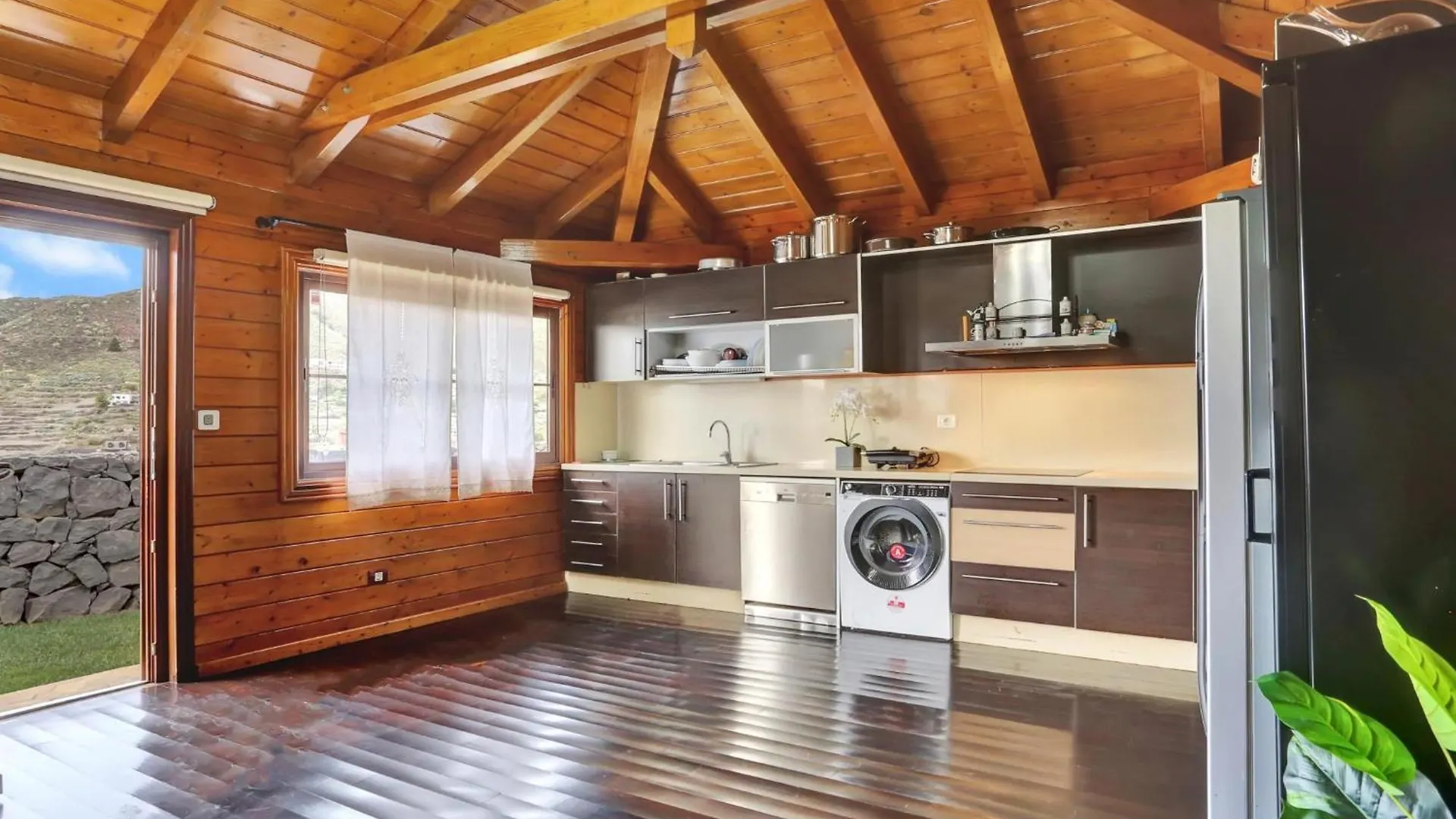 Wooden House With Private Pool Lush Garden Villa La Laguna 0*,  Spanyolország